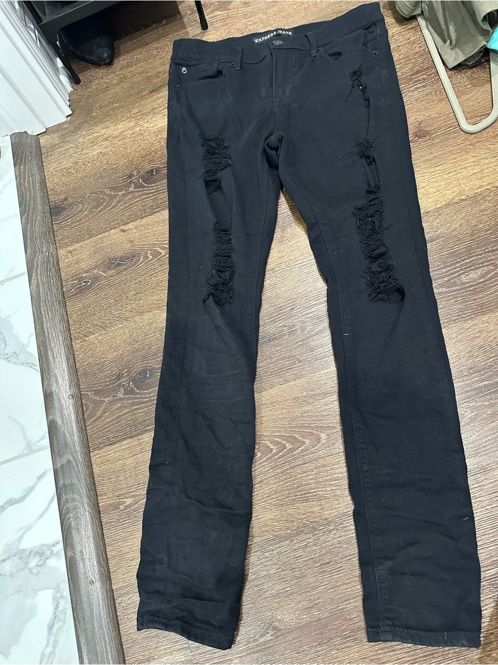 Express Women’s Black Distressed Skinny Jeans